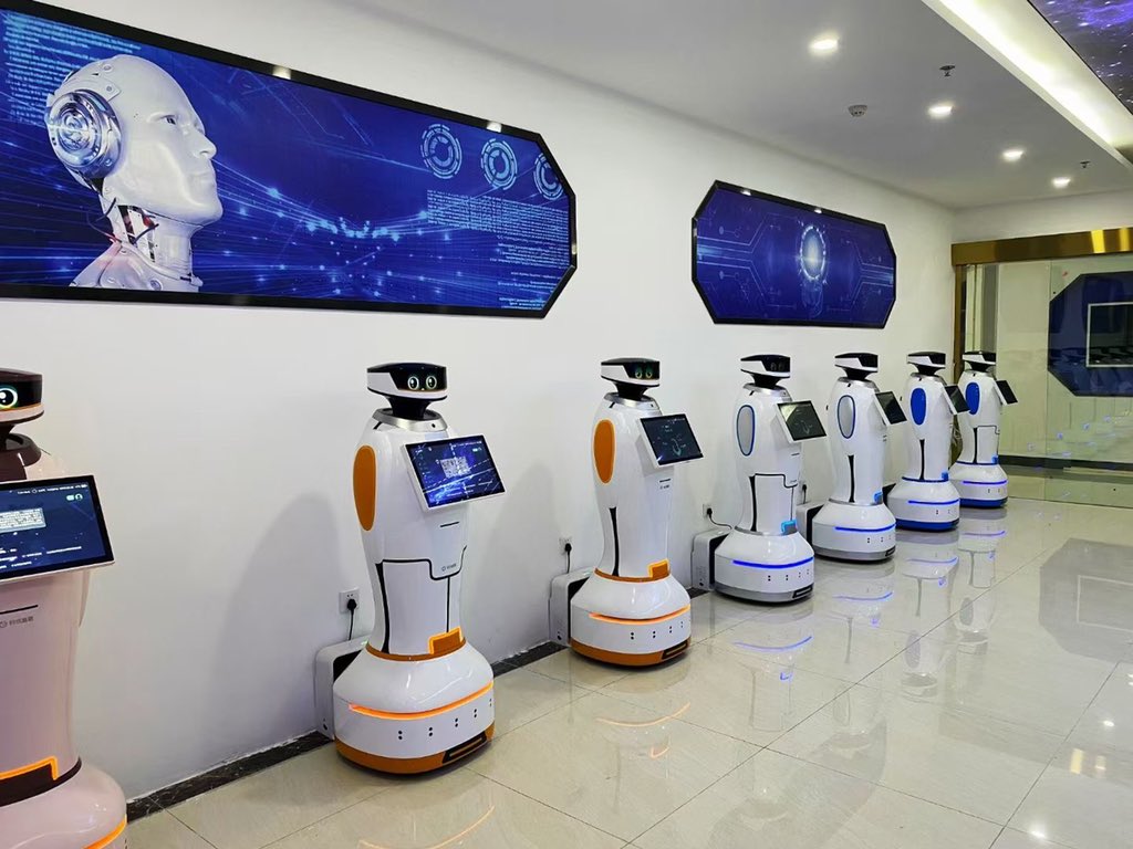 JerryWa65429814's tweet image. iBen Customized service robots serves in the Commercial Vocational and Technical College #iBenrobot #servicerobot #customized #AI