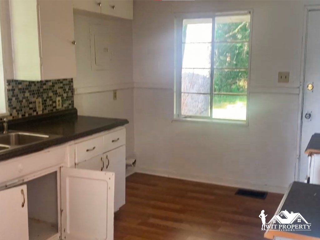 WITProperty's tweet photo. This beautiful home is located at Oak Forest.  Located in a pleasant environment, this home has one and a half bathrooms, tidy flooring, and nicely comfortable bedrooms.

The rooms are standard-sized, with clean oak floors and a pleasant environment.
...

#JacksonMS #Mississippi https://t.co/zkMUlHLijJ