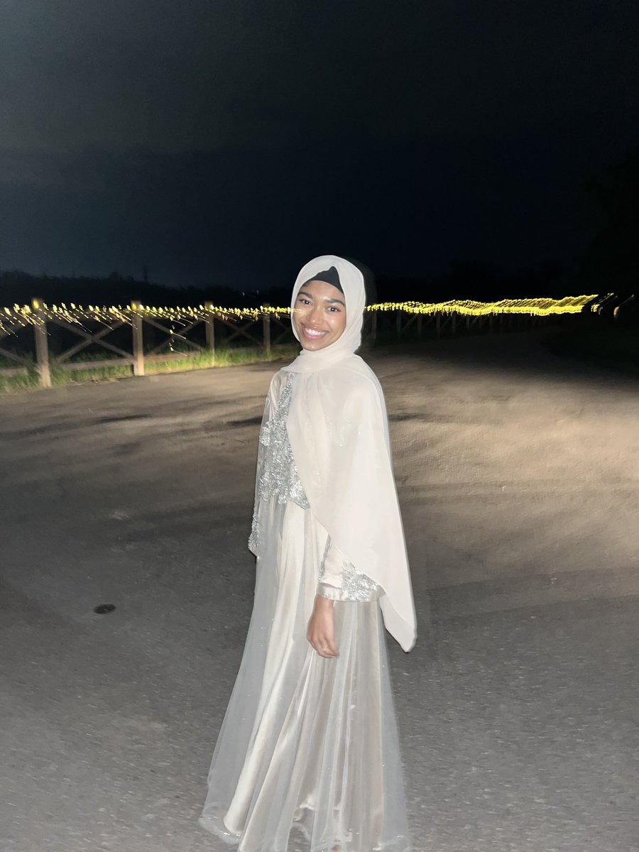 _sarahsohail's tweet photo. one year of being a hijabi Alhumdulillah 🧕🏽👯‍♀️ https://t.co/3sUzg8kdOT