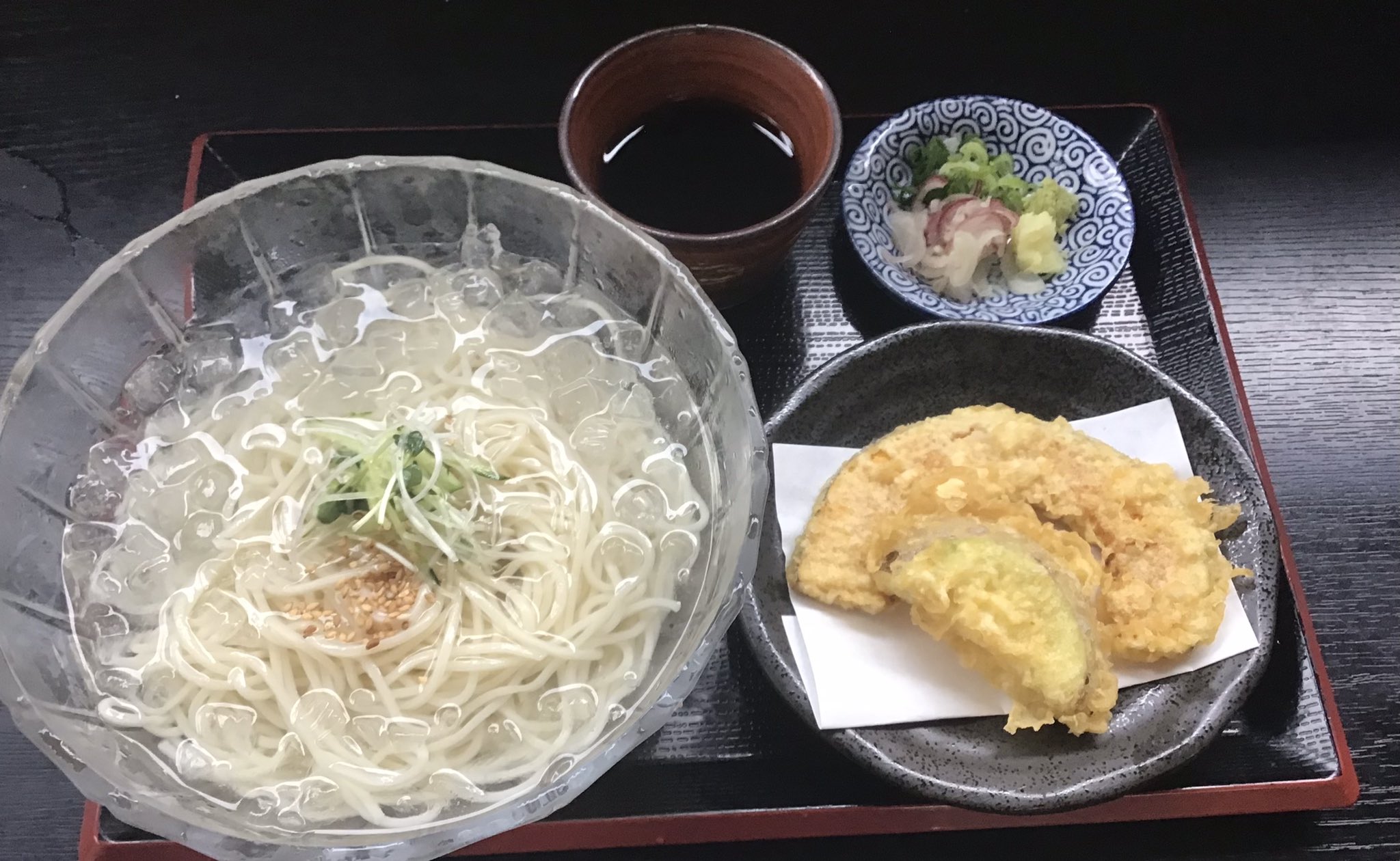 長生庵 本日オススメランチ 蒸し暑いのでさっぱり 野菜天2種付き 細打ちうどんの冷やむぎ風 冷やしカイワレ梅おろし そば 雨の日サービスあります 中トロ赤身丼そば付きセット 2300円 00円 本鮪中トロネギトロしらす丼そば付きセット