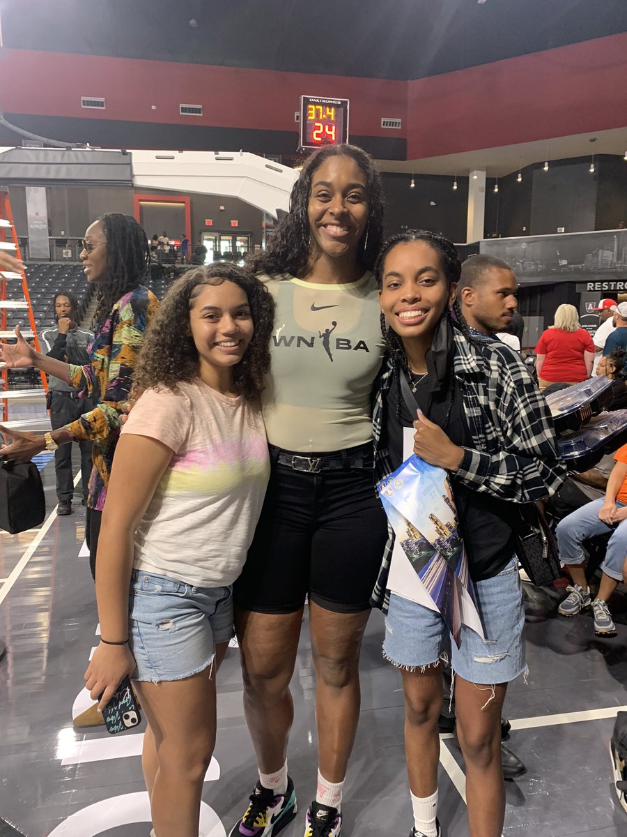 QLyons24's tweet photo. We drove all the way to ATL to recreate this photo from 2015 to now😎 The dream had a tremendous night and she had a monster game! Thanks @1_born_queen for making the pic happen, and making MTSU proud hope to watch you again in the near future!!#blueraider #wnba #DoItForTheDream https://t.co/25Vu92IQAA