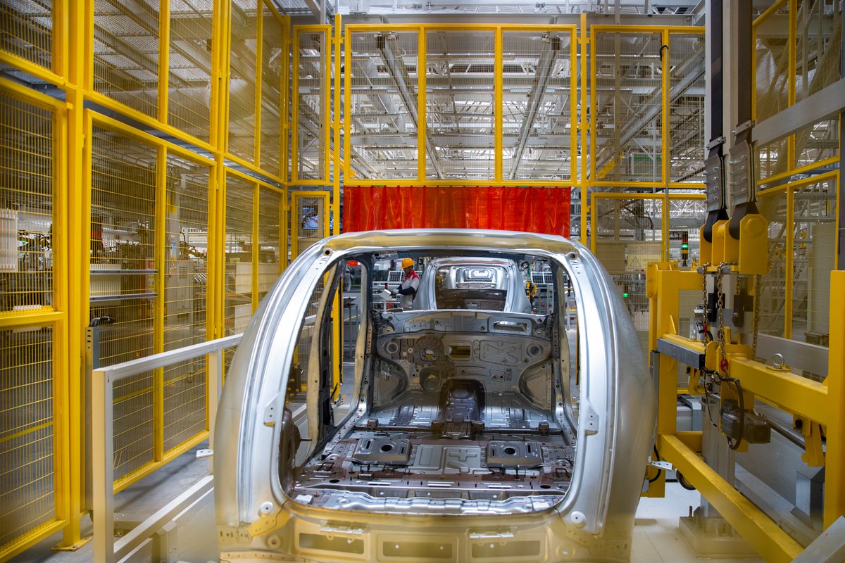 TouchShandong's tweet photo. Workers are busy in the production line of a welding workshop in Rizhao, China’s #Shandong province. In recent years, #Rizhao has focused on building a 100-billion-level #automobile industry chain led by finished vehicles and core parts. #ShandongImplement #myhometownisshandong https://t.co/ylfklynEKN