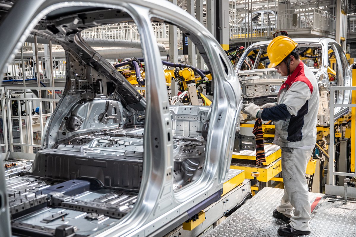 TouchShandong's tweet photo. Workers are busy in the production line of a welding workshop in Rizhao, China’s #Shandong province. In recent years, #Rizhao has focused on building a 100-billion-level #automobile industry chain led by finished vehicles and core parts. #ShandongImplement #myhometownisshandong https://t.co/ylfklynEKN
