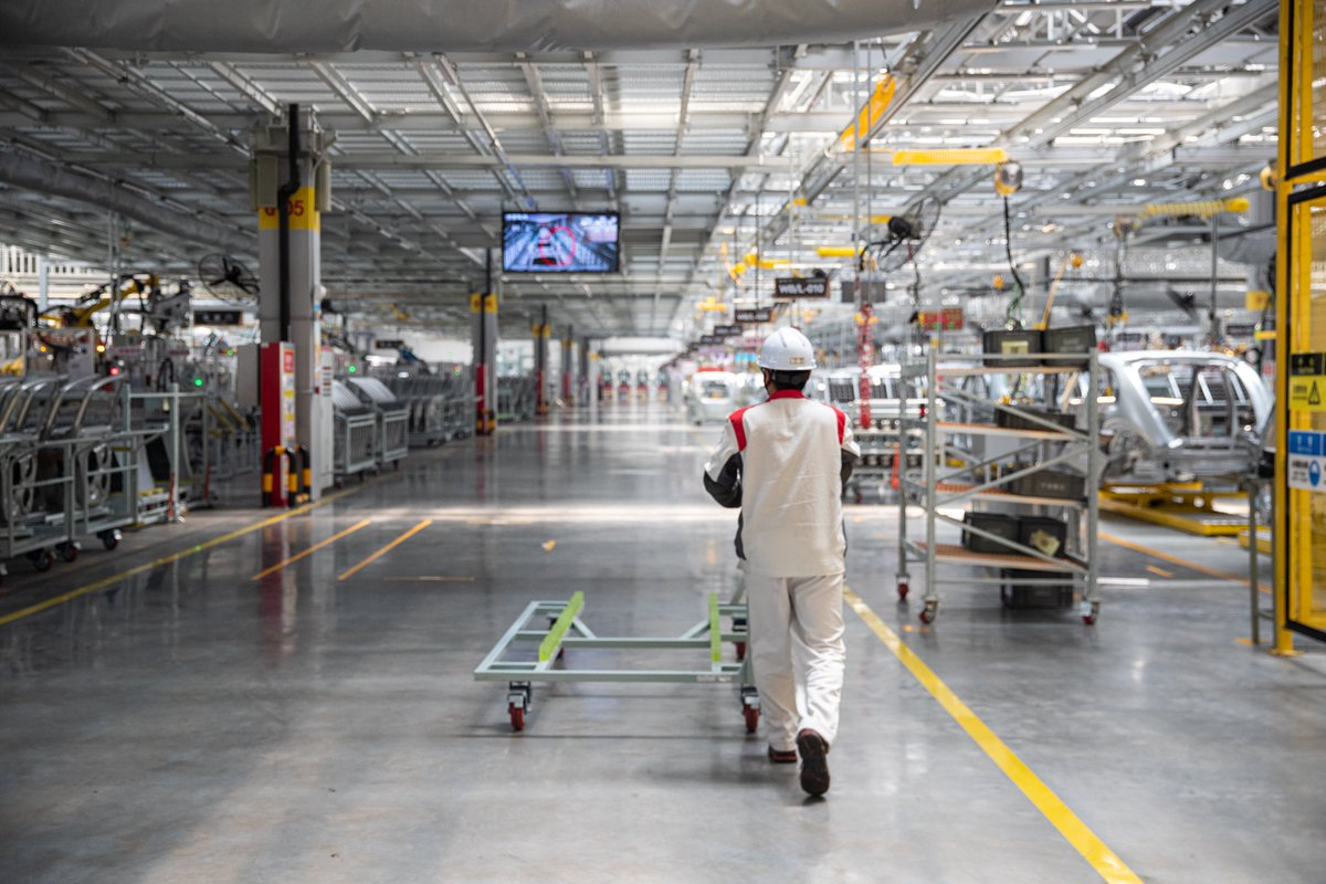 TouchShandong's tweet photo. Workers are busy in the production line of a welding workshop in Rizhao, China’s #Shandong province. In recent years, #Rizhao has focused on building a 100-billion-level #automobile industry chain led by finished vehicles and core parts. #ShandongImplement #myhometownisshandong https://t.co/ylfklynEKN