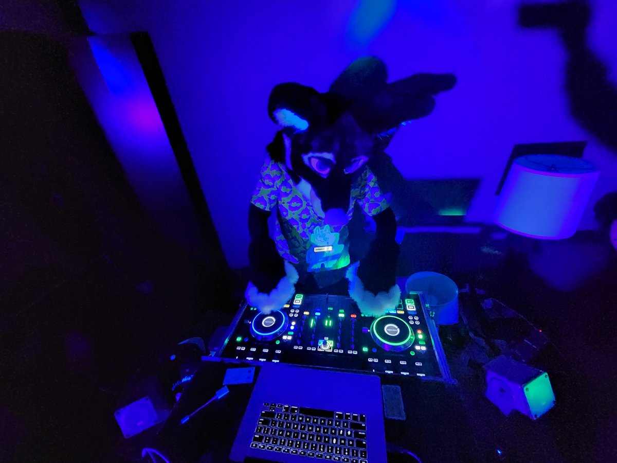DJCharcoal's tweet photo. Perfect Way To End a Sunday at #Anthrocon2022 club 215, its been lit friends https://t.co/dCVoTAwbZF