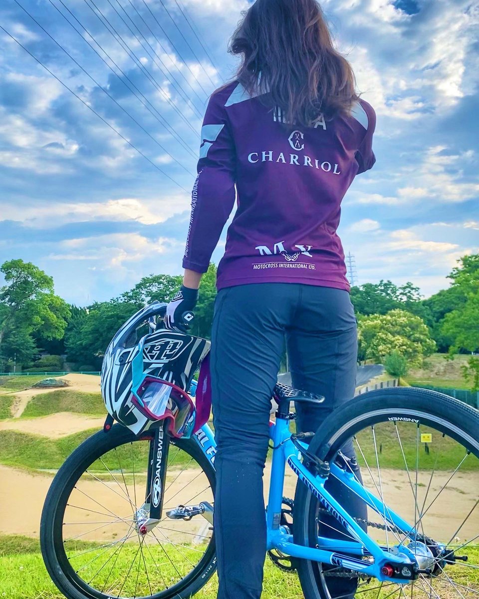 New #tldwomen gear🦋
今回初めて使ってみた @tld_bike のLILIUMパンツが、調子良すぎて感激💯
今までいろーんなパンツ履いたけど軽さも動きやすさもシルエットも比べ物にならない‼︎
しかもUPF30で日焼け対策もできるという優れもの👏🏽
そして、速くなった錯覚まで起こさせてくれる😝笑
#bmxlife