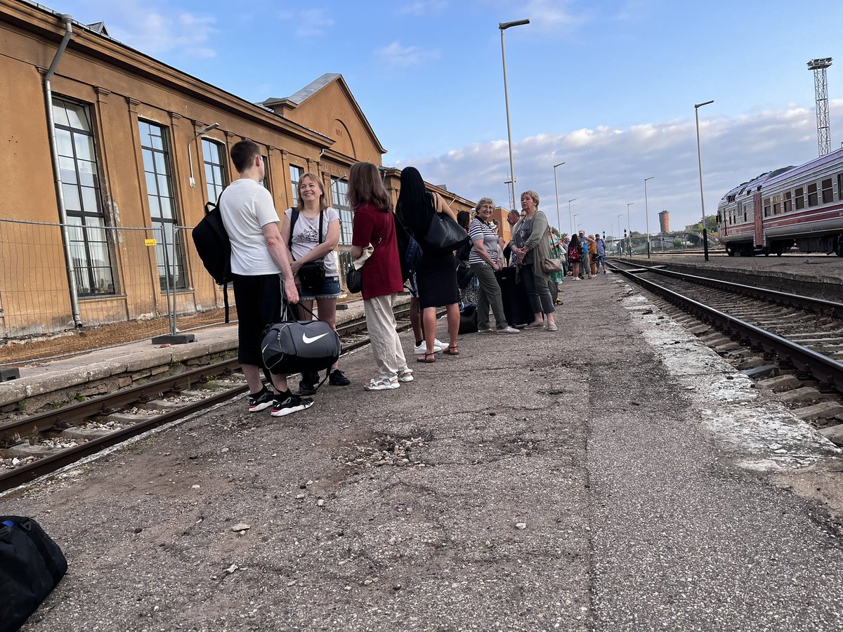 karlwithanl's tweet photo. izskatās, ka @PVilciens neņem vērā neko, viss ir pofig un labi ir tāpat. neapmierināti pasažieri? nekas, pārdzīvos, te taču Latvija! #Daugavpils #stacija #pizdec https://t.co/iWA1FnEw9E