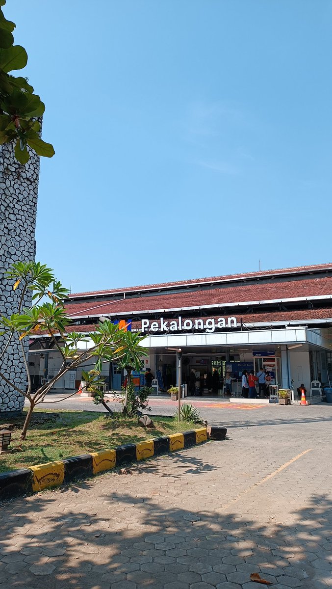 jacintha_box's tweet photo. On my way with choo choo train. Yogya here I come @KAI121 . Thank you #KelanaRasaxKAI it's been a valuable kenyangable experience.
Yok yg mau kulineran, belanja batik bikin lagi yok
#NaikKeretaLagi
#StasiunPekalongan
#JavaChic https://t.co/tUMI3VF9aT