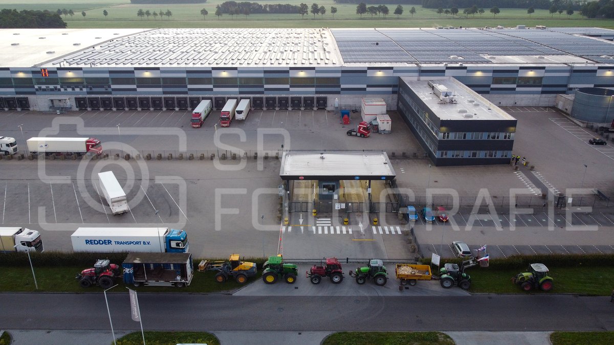 Trekkers blokkeren het Distributiecentrum in #Heerenveen