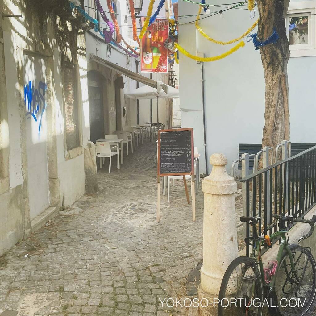 test ツイッターメディア - 細い路地にあるアルファマ地区のレストラン。#ポルトガル #リスボン https://t.co/k0gznmp2cL