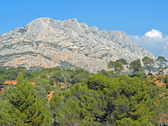 Montagne Ste-Victoire is an iconic mountain in #Provence, painted so repeatedly by Cézanne > frenchmoments.eu/montagne-saint…
.
.
.
#provenceaixperience #visitsouthoffrance #enfranceaussi #frenchmoments #magnifiquefrance #aixenprovence #myprovence #bouchedurhône #ExploreFrance