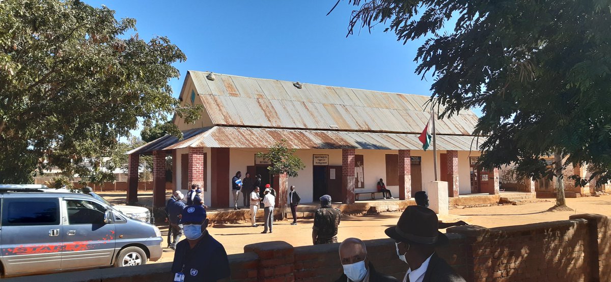 PNUD_Madagascar's tweet photo. #LIVE: 📌 La delegation @PrimatureMDG @UNMadagascar @UE_Madagascar #MIONJO au bureau de district #Betroka , le Chef de district et le Maire de #Betroka témoignent de l'amélioration de la situation sécuritaire dans la localité grâce aux appuis des agences #UN avec @PBFMadagascar https://t.co/MnW2QKTj0r