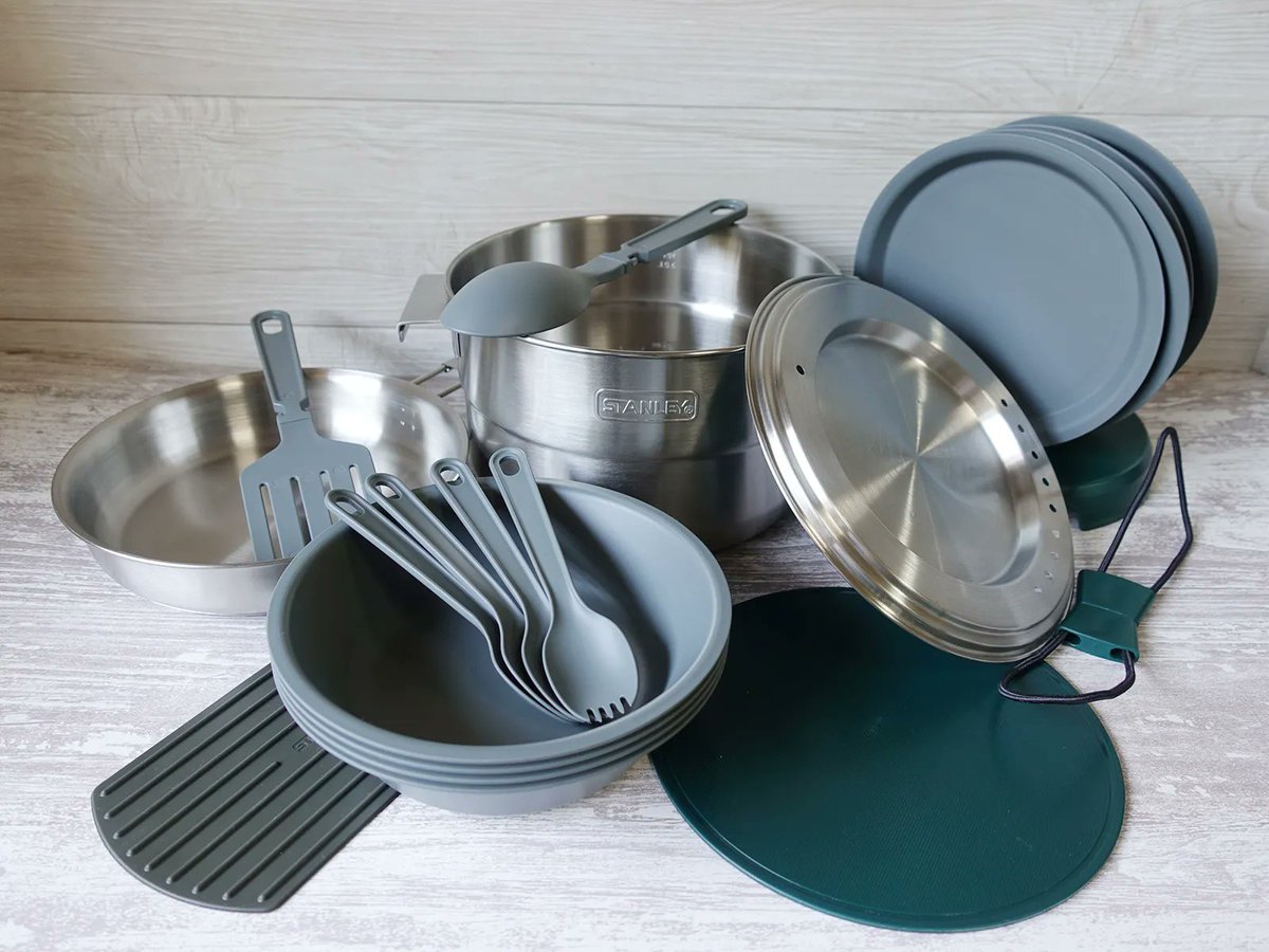 slowstart_jp's tweet photo. Slow Start セレクト。アメリカの老舗ブランド「Stanley」の「BASE CAMP COOK SET」をご紹介します。

調理・食事に使いやすい重ねて収納できるクックセットです。これ1つで4人分まで対応できますので、家族や仲間と共有し��利用することもできます❣️ 
https://t.co/ADnv0l3nsj https://t.co/M8c9EbmLFF