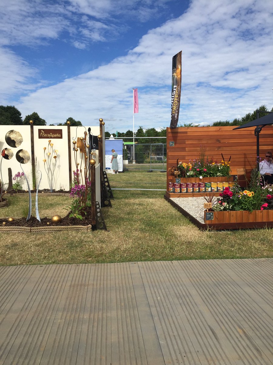 #RHSHamptonCourt <a href="/The_RHS/">The RHS</a> <a href="/RHSPressOffice/">RHSPressOffice</a> Wow what a triumph!!! Electrical point next to collapsed water point open to the public, no screening, dead plants on trade stands.... well done 👍