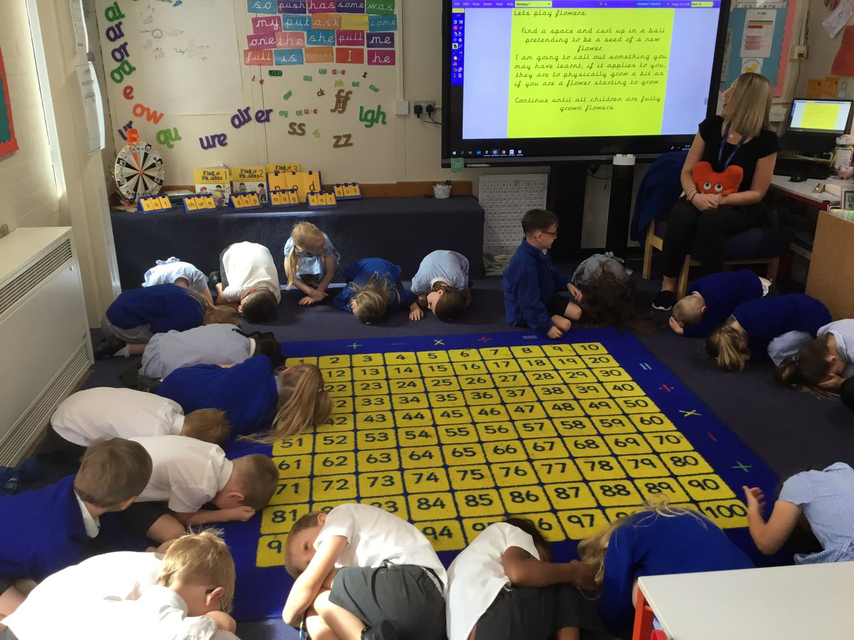 SwingatePrimary's tweet photo. Swingate loves kicking off a new week with @JigsawPSHE with some very special visitors 🧩💙👍🏽#changingme https://t.co/u80BHyEfv0