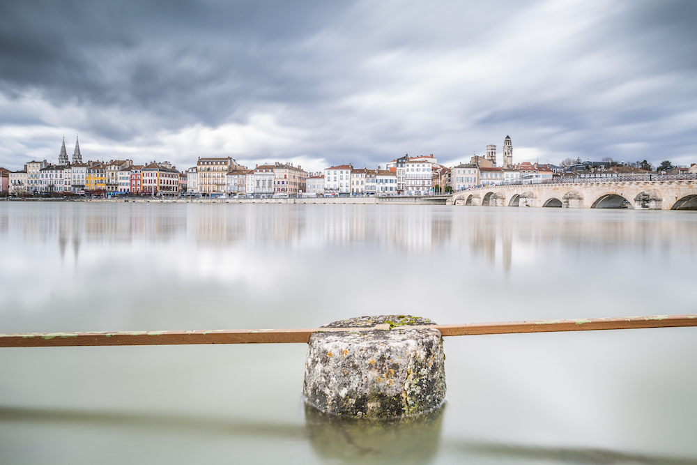 À vos smartphones pour visiter la <a href="/SitesCites/">Sites&Cités</a> <a href="/VilleDeMacon/">Mâcon</a>📱
Parcourez le Tracé de la Plume, trajet patrimonial de la ville. Découvrez ses maisons colorées, les tours du Vieux-Saint-Vincent et son ancienne cathédrale romane.
macon-tourism.com/medias/pdf/bro…
<a href="/saoneetloire/">Saône-et-Loire</a> <a href="/bfc_region/">Région Bourgogne-Franche-Comté</a>