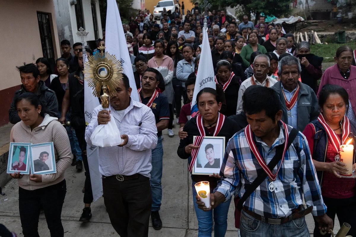 Gema Kloppe-Santamaría (@gemakloppe) on Twitter photo Sobre la muerte reciente de más de 50 migrantes en Texas, estas imágenes de <a href="/RogelBlanquet/">C. Rogel Blanquet</a> tomadas en San Marcos Atesquilapan, Veracruz, dan cuenta del dolor que deja detrás esta tragedia
La nota completa acá:
nytimes.com/2022/07/01/wor… Sobre la muerte reciente de más de 50 migrantes en Texas, estas imágenes de <a href="/RogelBlanquet/">C. Rogel Blanquet</a> tomadas en San Marcos Atesquilapan, Veracruz, dan cuenta del dolor que deja detrás esta tragedia
La nota completa acá:
nytimes.com/2022/07/01/wor…