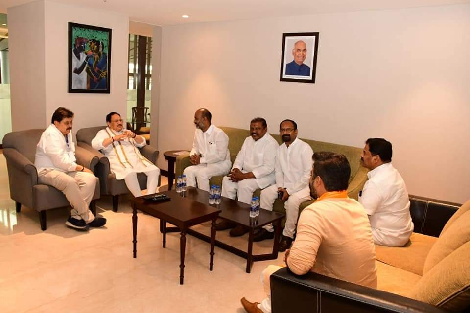 bandisanjay_bjp's tweet photo. Thanked National President Shri @JPNadda ji and Union Minister Smt @smritiirani ji for gracing @BJP4India National Executive Committee meeting in Hyderabad during their departure at RGIA.
#BJPNECInTelangana #BJP4NewTelangana https://t.co/Q6Y9nC6Eba