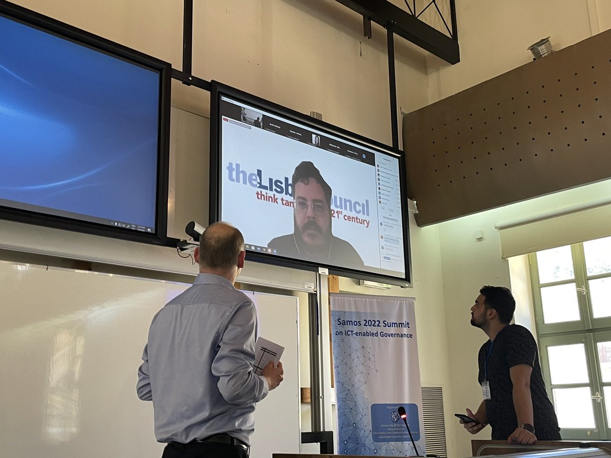 Lieven Raes introducing <a href="/muredduf/">Francesco Mureddu</a> from <a href="/lisboncouncil/">lisboncouncil</a> to discuss the importance of #citizenscience for improving societal outcomes including critical thinking, inclusion and enhancing art and science #SamosSummit