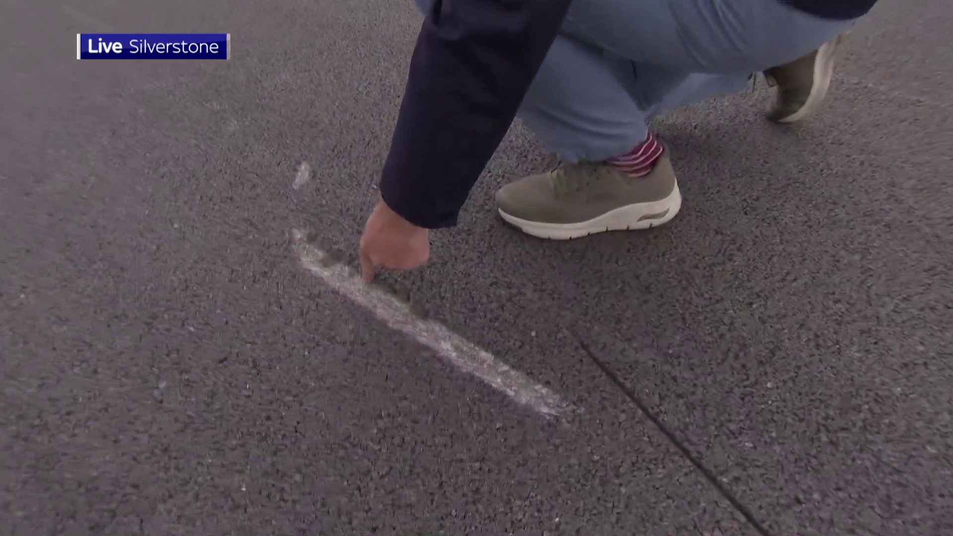 [情報] 周冠宇事故後銀石賽道地面痕跡
