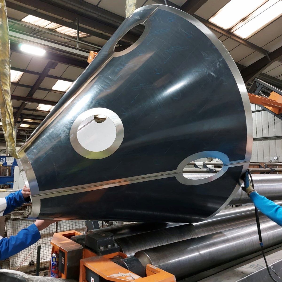 Britanx_'s tweet photo. A conical vessel on the 6-meter CNC rollers at @fabdecltd.
The rollers offer a precise and secure way to continually bend our stainless steel sheets for large tanks.
#manufacturemonday #manufacturingmonday #rolluprollup #processvessels #CNCrollers #CNC #rollers #fabdec #britanx https://t.co/2wHJ2DYMZE