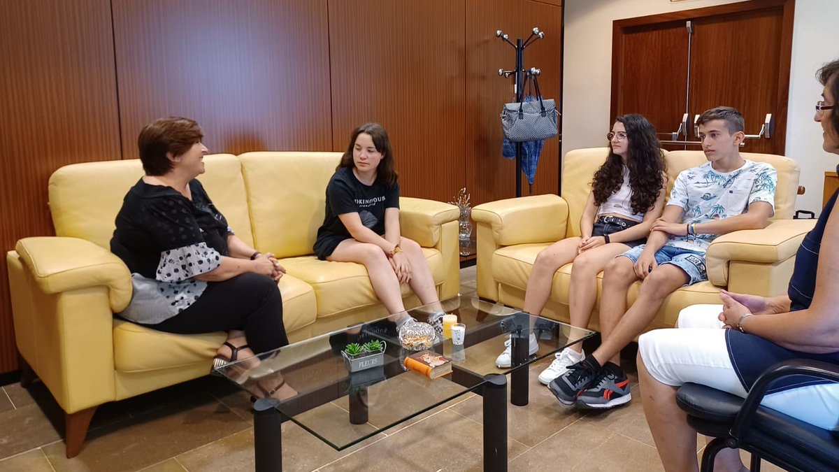 La presidenta de l'Acadèmia, <a href="/vercando/">Verònica Cantó</a> felicita els guanyadors de la quarta temporada del concurs <a href="/rlletresAPunt/">🗣Rosquilletres</a> durant la seua visita a sant Miquel dels Reis. Enhorabona, Òscar, Ana i Mireia de l'IES Bocairent, i gràcies per cuidar i estimar el valencià cada dia!