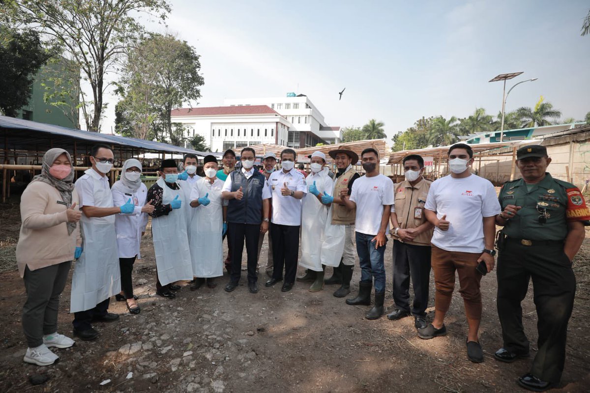 aniesbaswedan's tweet photo. Untuk memastikan pengendalian dan penanggulangan penyakit mulut dan kuku di Jakarta berjalan dengan baik, kami menugaskan 865 Petugas Pemeriksa Kesehatan Hewan dan Daging Kurban menjelang Iduladha 1443 H.

#Iduladha
#PenyakitMulutdanKuku
#DKPKPDKIJakarta https://t.co/M7P4qdexWd