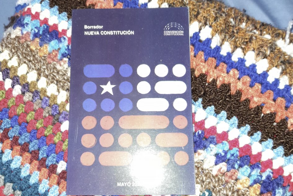 oyarzomigue's tweet photo. Para aprobar la nueva Constitución no tienes que leer las 134 páginas del borrador, solo basta que te guste una norma significativa. Mi favorita es la norma 265/Art 13: No podrán optar a cargos públicos personas condenadas por crímenes, corrupción o fraude 👏 #ChileUnidoAprueba https://t.co/miEAhnQW3C