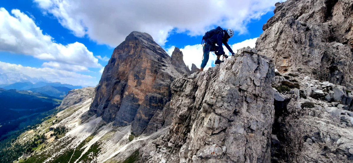 Muntania's tweet photo. Iniciamos una semana de ferratas por Italia, Austria y Alemania. El sábado tocó la Tofana di Mezzo. #muntaniaclimb #ferratas #dolomitas #alpes https://t.co/k8nNclIAm9