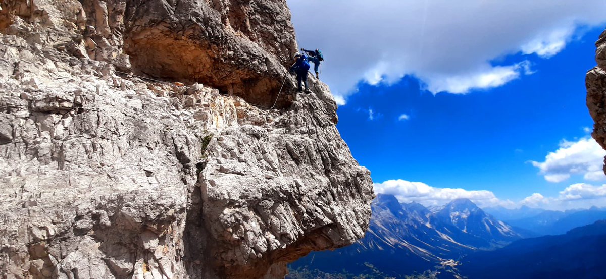Muntania's tweet photo. Iniciamos una semana de ferratas por Italia, Austria y Alemania. El sábado tocó la Tofana di Mezzo. #muntaniaclimb #ferratas #dolomitas #alpes https://t.co/k8nNclIAm9