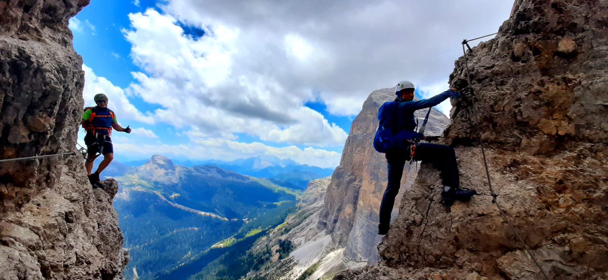 Muntania's tweet photo. Iniciamos una semana de ferratas por Italia, Austria y Alemania. El sábado tocó la Tofana di Mezzo. #muntaniaclimb #ferratas #dolomitas #alpes https://t.co/k8nNclIAm9