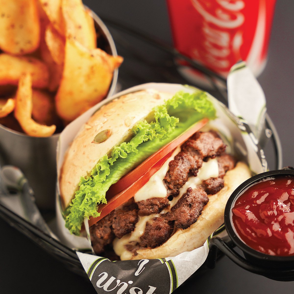 IwishBurger's tweet photo. 'آي وش برجر اللحم' مع اختيارك من الخبز الأسمر والجبن الصحي 🤤😋
.
‘IWISH Beef Burger’ with healthy options of brown bread and light cheese 🍔 😍
.
.
.
#iwishburger #iwish #burger #burgerhouse #saudi #KSA #riyadh #cloudkitchen #dammam #theburgerexperts #experts https://t.co/D7loKYz7N4