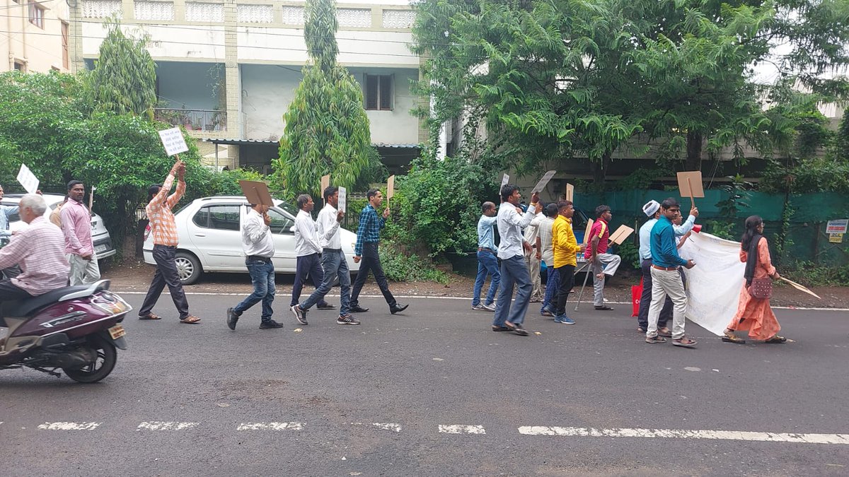 भोपाल: एक बार फिर OBC चयनित शिक्षकों का प्रदर्शन, कब मिलेगी नियुक्ति, सरकार से लगा रहें गुहार, बार बार सड़कों पर उतर रहें. सरकार की आँखों पर लगी पट्टी उतारने की पुरजोर कोशिश चल रही है.
<a href="/ChouhanShivraj/">Shivraj Singh Chouhan</a> <a href="/Indersinghsjp/">इन्दरसिंह परमार</a> इनके हितों की रक्षा कब?
<a href="/7JqddEhYWBjS7rI/">छिंदवाड़ा चयनित शिक्षक संघ</a> <a href="/MPTET_TEACHER/">MPTET TEACHER</a> <a href="/MptetJ/">MPTETJoining</a>