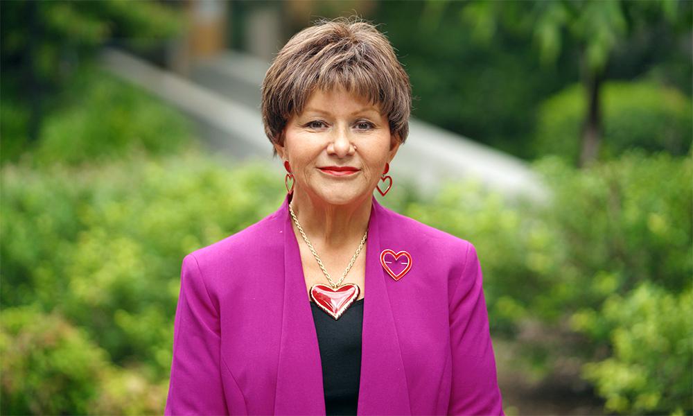 CQU's tweet photo. Congratulations to CQU alumnus Professor @BronFredericks for being named as the Education Award winner as part of this year's NAIDOC awards! 

https://t.co/3kI3VA70Eb https://t.co/ExF2Ifw7oV