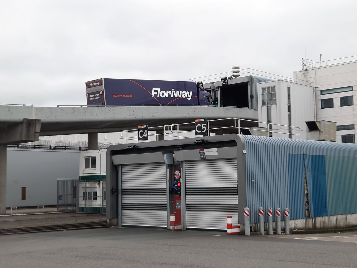 Spot jij deze zomer één van onze Floriway-vrachtwagens, maak dan een foto en stuur deze in via onze Facebook – of Instagrampagina. Daarmee maak je kans op een Floriway miniatuurtruck.  
#truckspotten #truckfoto #truck #vrachtwagen