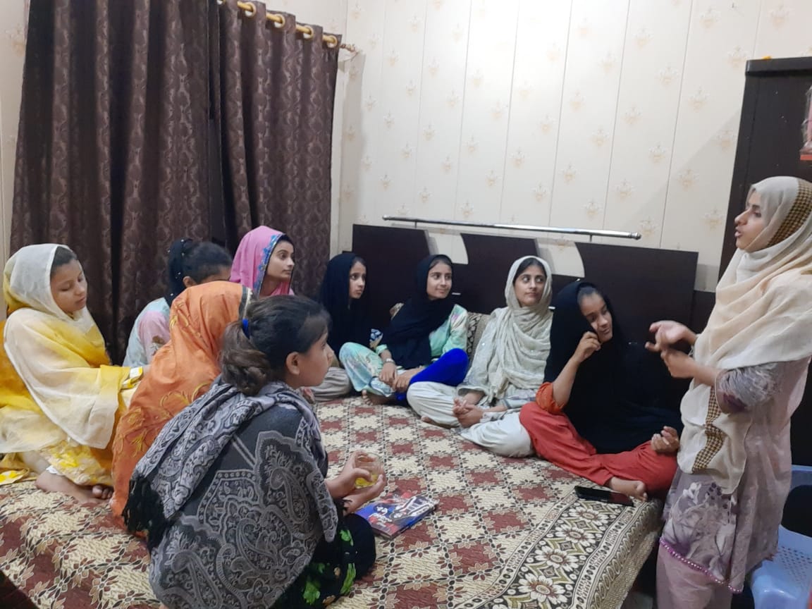 KainatSurt's tweet photo. # ٽنڊوالھيار
 اڄ تاريخ 3,7,2022  تي سنڌي گرلس اسٽوڊنٽ تحريڪ( SGST ) ٽنڊوالهيار جو  يونٽ سورٺ مڱڻھار جي نگرانيءَ ۾ شام جو 5 وڳي ايڊووڪيٽ سورٺ مڱڻھار جي گھر ھلايو ويو.جنھن ۾ ڪتاب "لڱ منھنجا لوھ" جو بقايا حصو پڙھيو ويو.. https://t.co/WXk9Kz6bcu