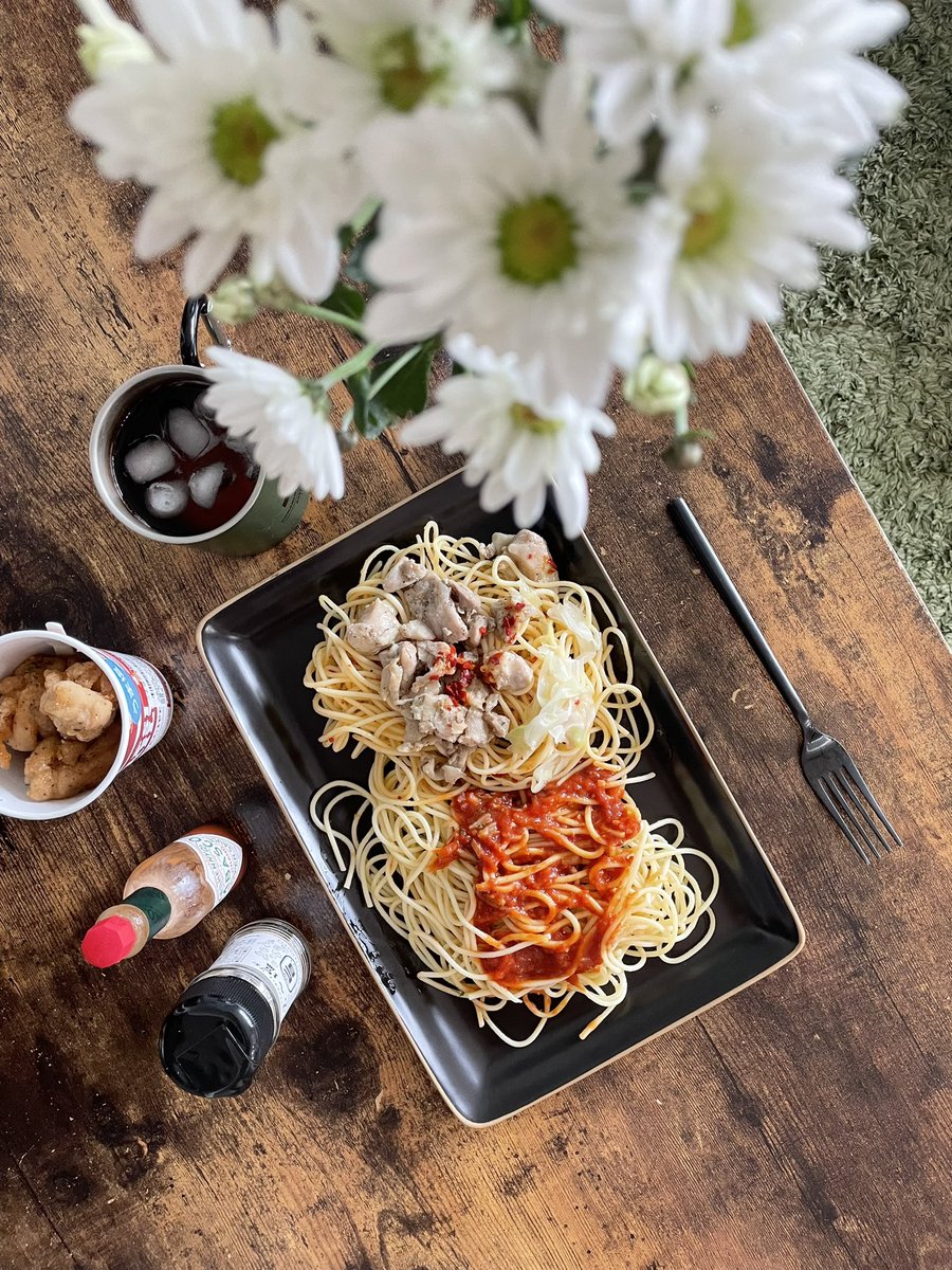 セイコーマートのパスタでお昼ごはん🍝✨ 🍅トマトパスタ 🌶ペペロンチーノ それぞれ120円くらい😚💕 安いのでいつも助かります💕