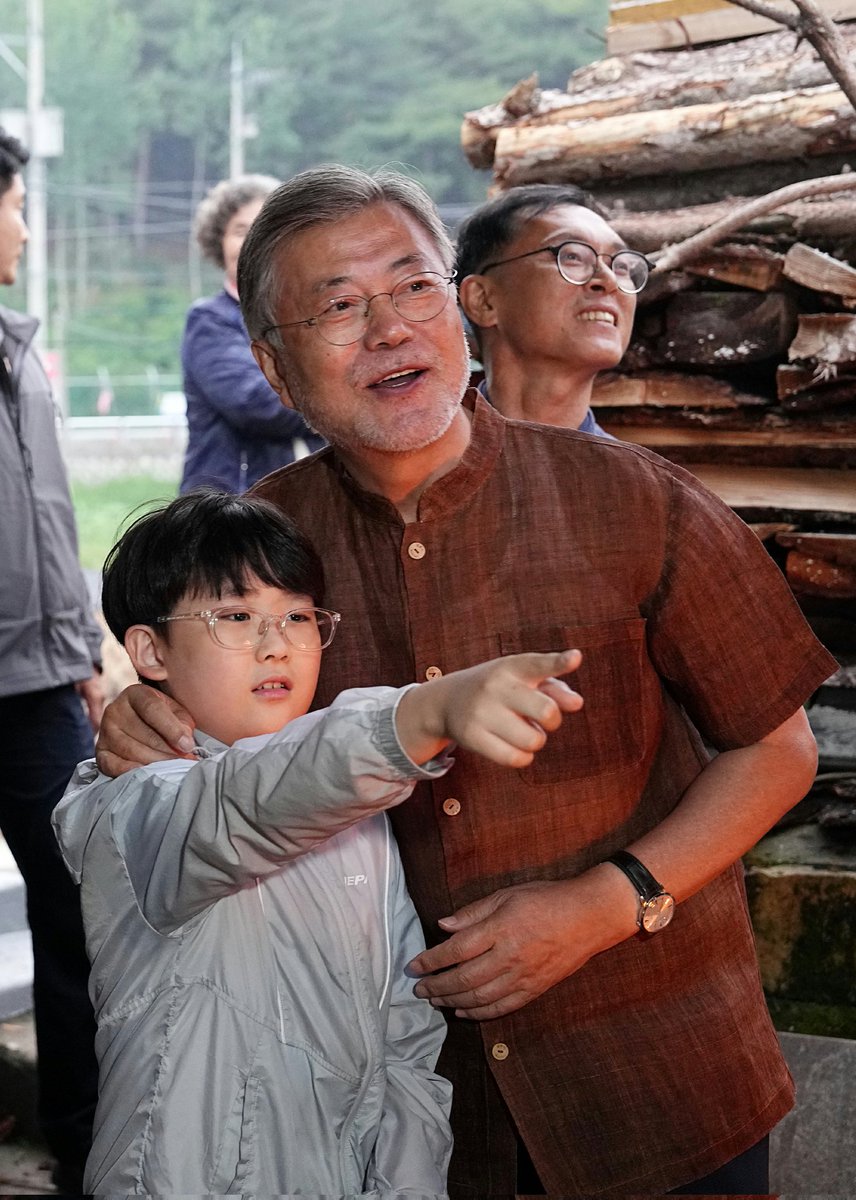 못 말리는 아버지의 갈옷 사랑.

같은 옷 다른 느낌? 
ㅎㅎㅎ
그래도 점점
10년 전 리즈 모습 되찾아 가고 계심!

#단벌신사 문재인
#이쯤되면 제주갈옷 전도사
#혹시 뒷광고 아닌가요? ㅎ