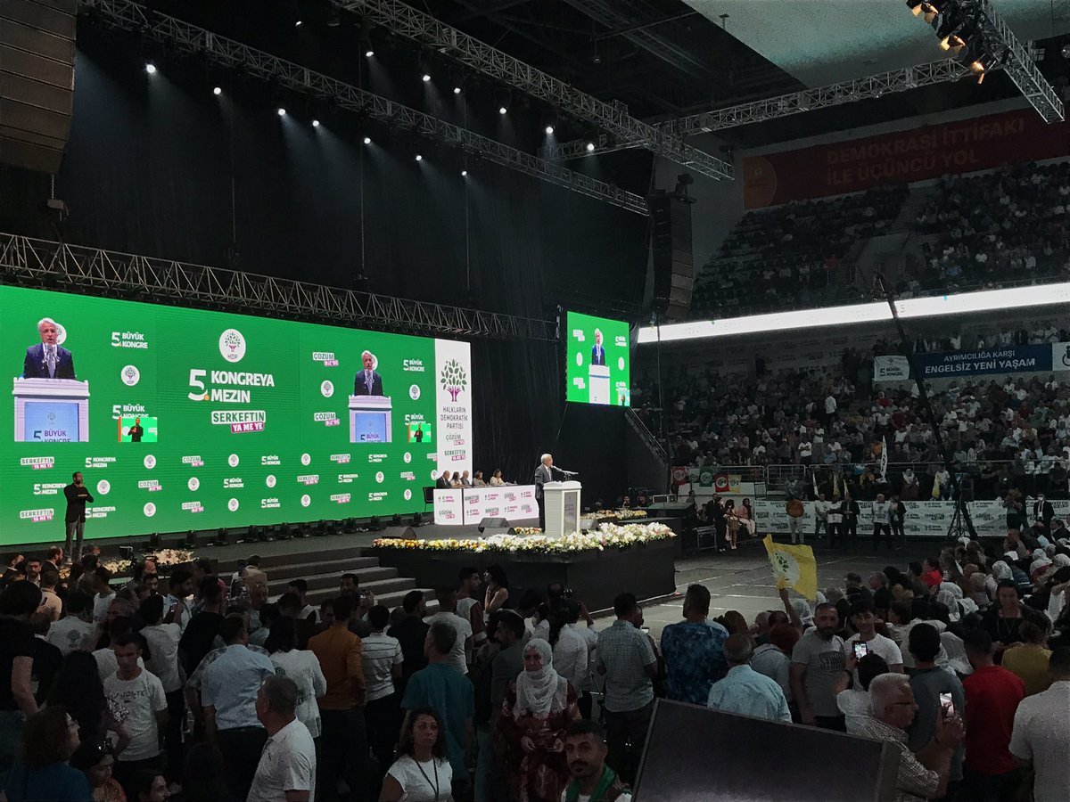 Més de 30.000 persones demostren en l'#HDP5thCongress que la persecució del règim d'Erdogan no silenciarà un poble que crida per la llibertat.

Els líders demanen diàleg i una solució pacífica i democràtica. @HDPenglish és esperança, coratge, resistència i futur!