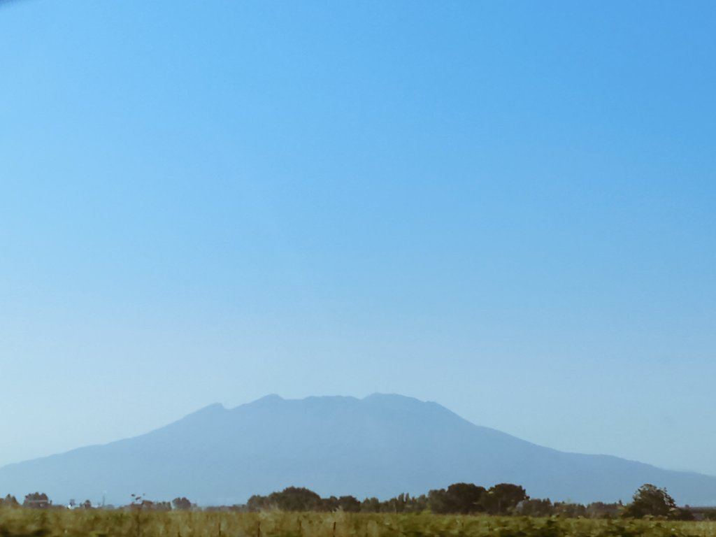 Simona_Ti's tweet photo. Accussรฌ..
#ovesuvio #thiisitaly ๐
#ilmiobuongiorno https://t.co/zMY74DO1Kx