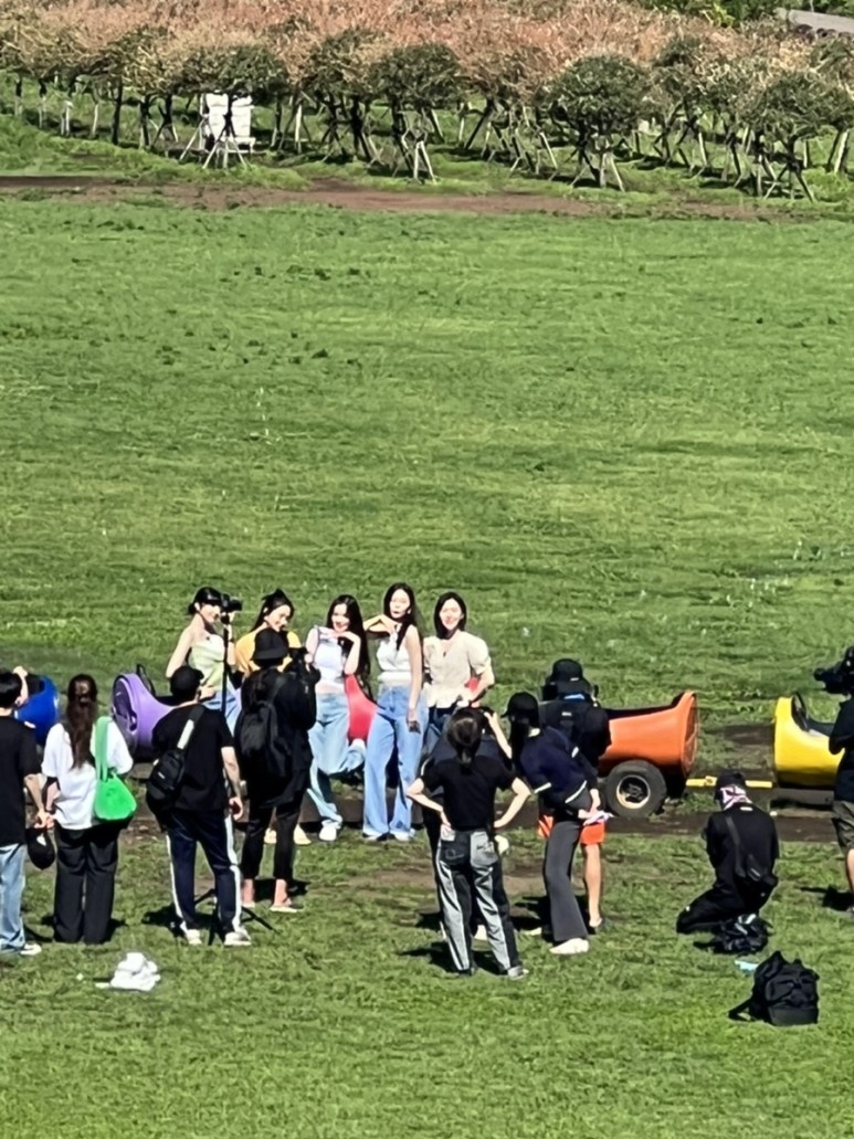 myseulgi0210's tweet photo. 220703 Fans filming #RedVelvet in Jeju #ireen #wendy #joy #yeri #seulgi 😘🐻
On July 1st, I saw Red Velvet and I was even more beautiful. Yeri and Joy took off their masks and walked past me. by the way, Seulgi herself is the best, not her underestimated
https://t.co/2ZBzsR9RpV https://t.co/4yZsTPtdwk