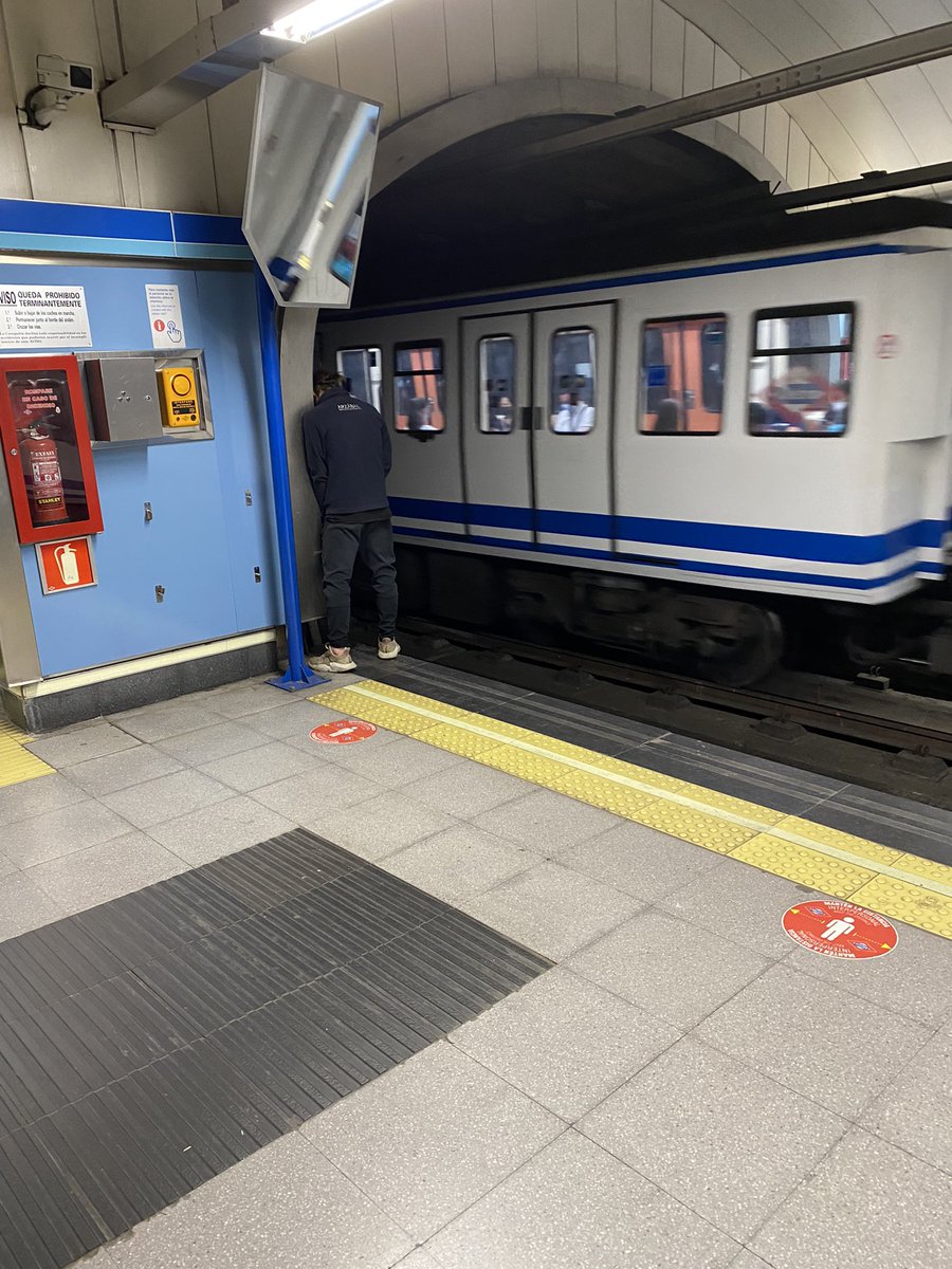 Rose_DeWitt_B's tweet photo. @metro_madrid  “Individuo” meando en la vía y fumando. Es en Puente de Vallecas , (R2595) metro dirección Chamartín. Luego los perros vetados en todos los lados, manda huevos https://t.co/XL9SgR5416