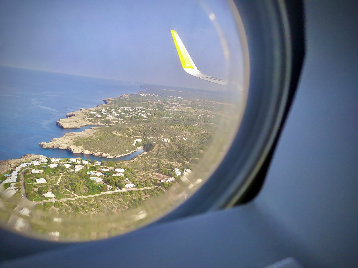 ionsancho's tweet photo. Buenos días! La vida desde el ojo de buey. Cala de Biniparratx, Menorca. 😍 @controladores @vueling https://t.co/9l0kEl48li