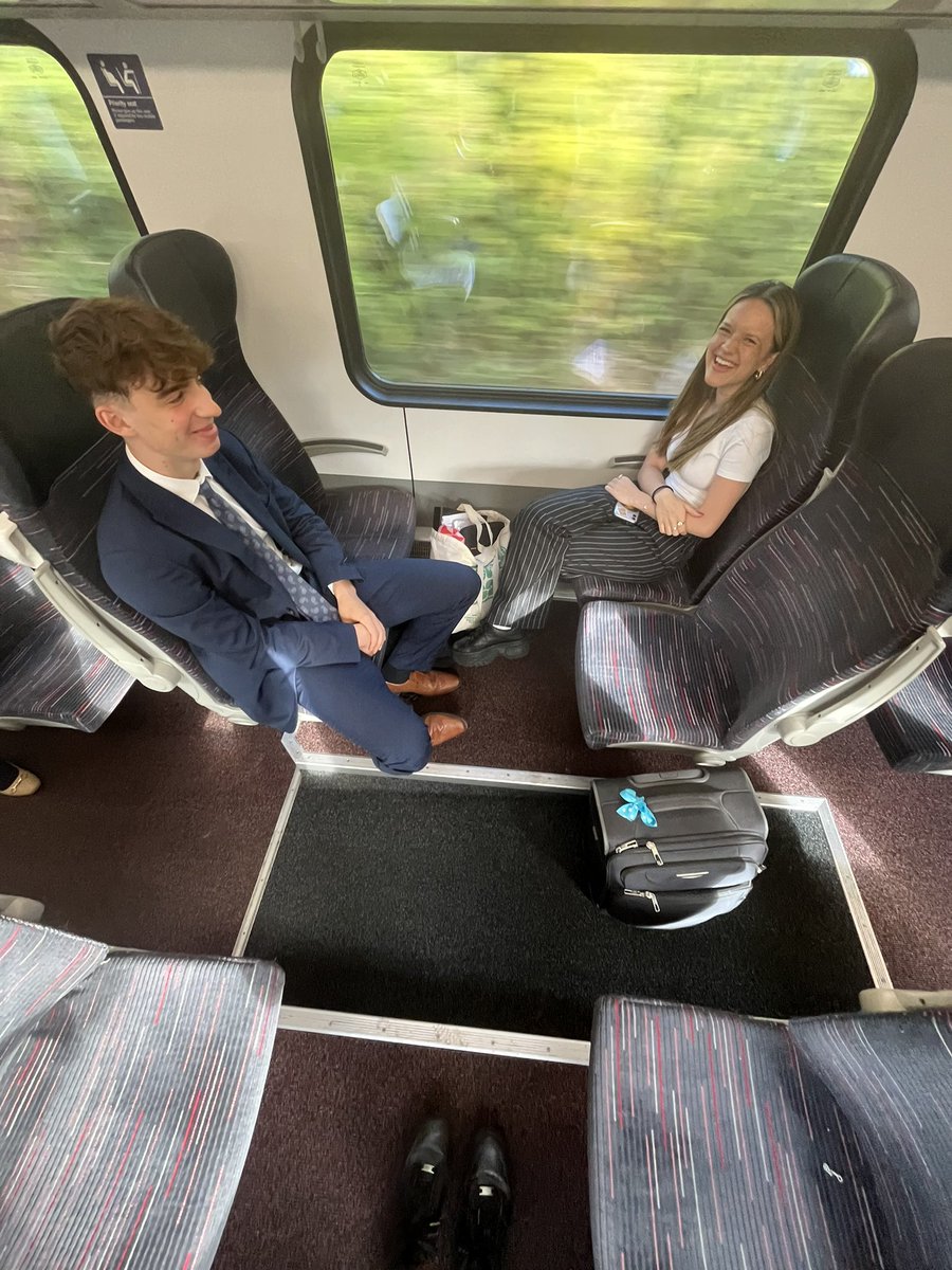 felicityade_'s tweet photo. #commuter https://t.co/jl38GMsQu3