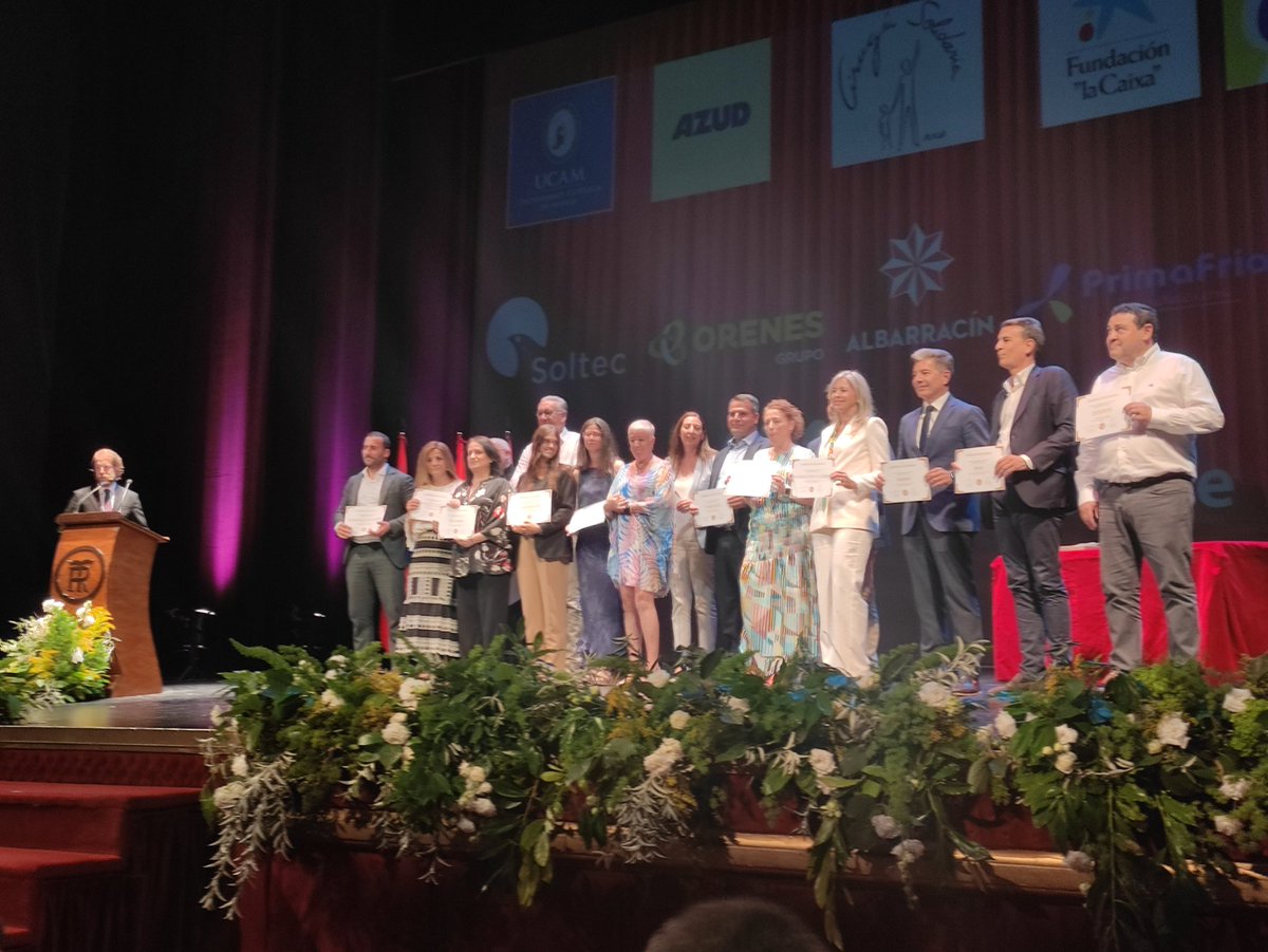 AZUDWater's tweet photo. El pasado jueves estuvimos en la Gala X Aniversario del Banco de Alimentos del Segura. En ella nos entregaron la estrella distintiva de “Empresa Solidaria” y colaboradores dentro del proyecto “Pon una estrella al Banco de Alimentos” ⭐ ¡Muchas gracias!

#AZUDEsMuchoMás #AZUDteam https://t.co/5nM5I02H97
