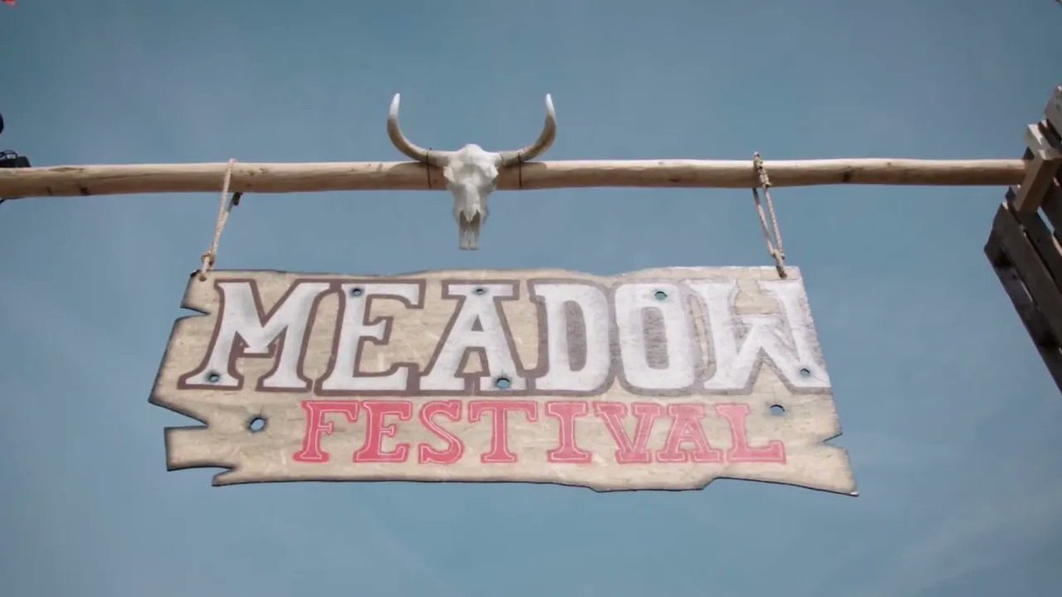 Nog maar 5 daagjes keihard aan de arbeid en dan gaan om 14:00 de poorten van Meadow open! Vandaag is ook de dag dat vele vrijwilligers en leveranciers beginnen met het opbouwen van het festival terrein!  Deze keer kijken we terug op de 2018 editie --> buff.ly/3NIlNJn