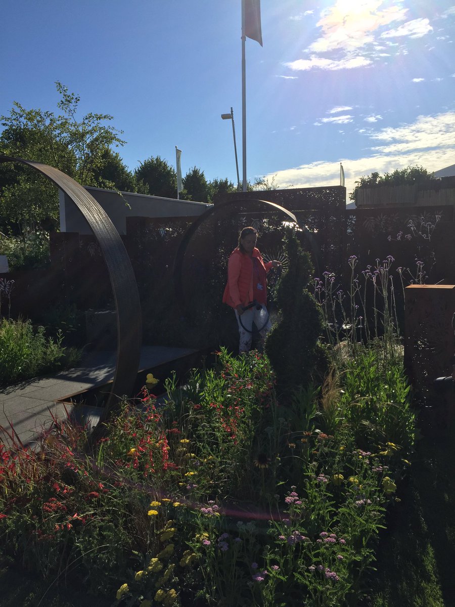Yay!!!! a garden the wrong way around, impossible to take photos of &amp; 2 giant sticks!!!! #RHSHamptonCourt <a href="/The_RHS/">The RHS</a> <a href="/RHSPressOffice/">RHSPressOffice</a>