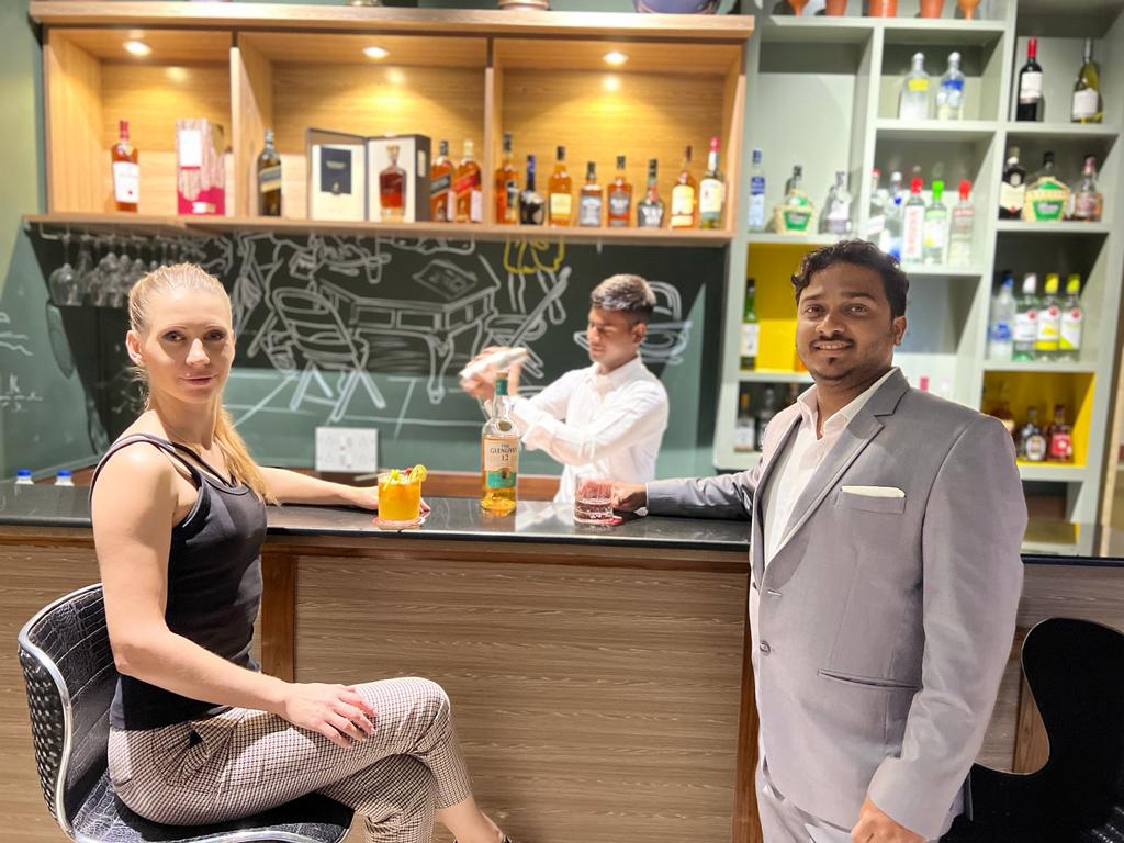MammasCorner's tweet photo. Closing the weekend with a chilled cocktail.
Drink: Screwdriver Cocktail
#sundayvibes #weekendmood #weekend #drinks #instagoodfood #mammascorner #delivery #takeaway #goa #sogoa https://t.co/LsTtrT2Azn