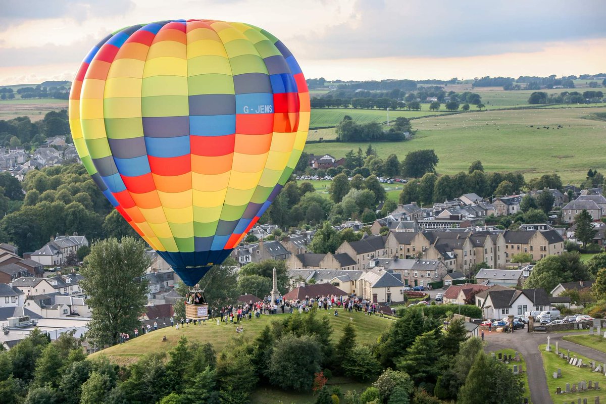 So it's about time we introduced you to this year's pilots and Balloons that will be attending, First up is......

G-JEMS Flown by James McDonald

#Strathavenballoonfestival #hotairballoons