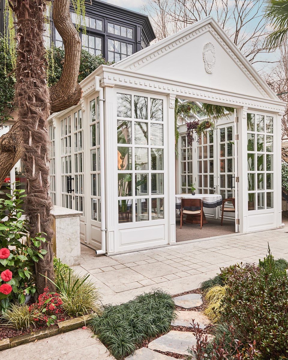 İç Mimar Sevil Öztoprak, tarihi bir yapı içinde tasarladığı Derlüks Yatırım Holding ofis projesiyle antika parçaları modern uyumlamalarla eklektik bir ruha büründürmüş.
Hazırlayan: <a href="/gokcekizz/">Gökçe Karaman Önemci</a>
Fotoğraf: <a href="/Emreonemci/">emre önemci</a>